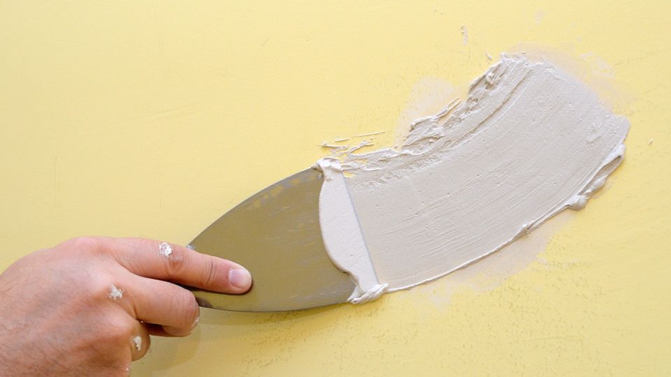 applying-wall-putty