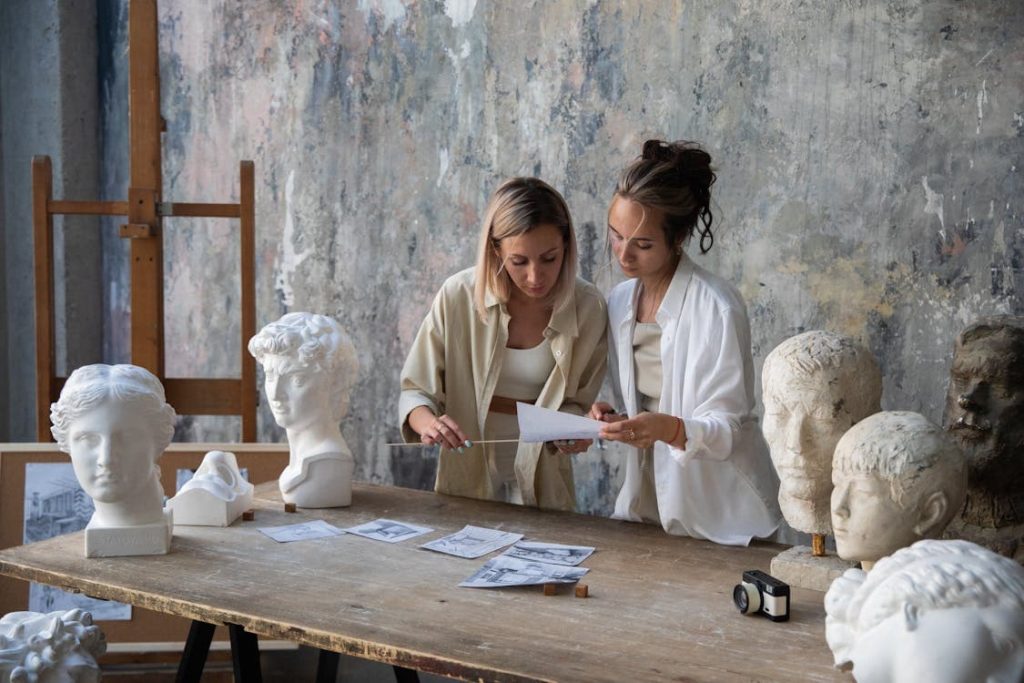 donne in piedi e statue di gesso