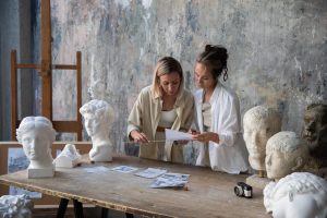 seisovat-naisten-ja-kipsipatsaat